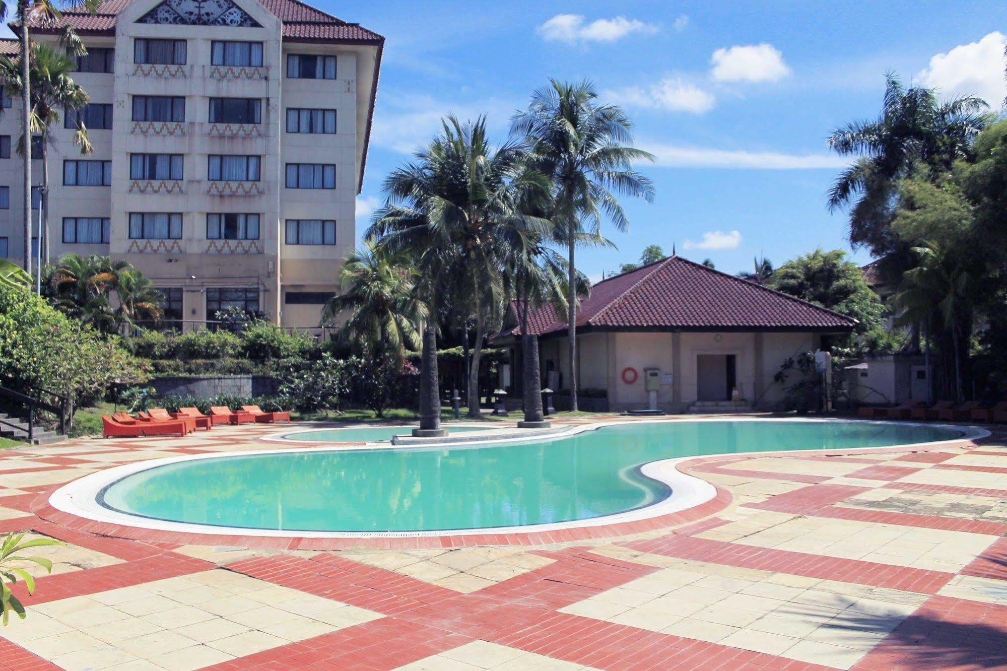Le Grandeur Hotel Balikpapan Extérieur photo